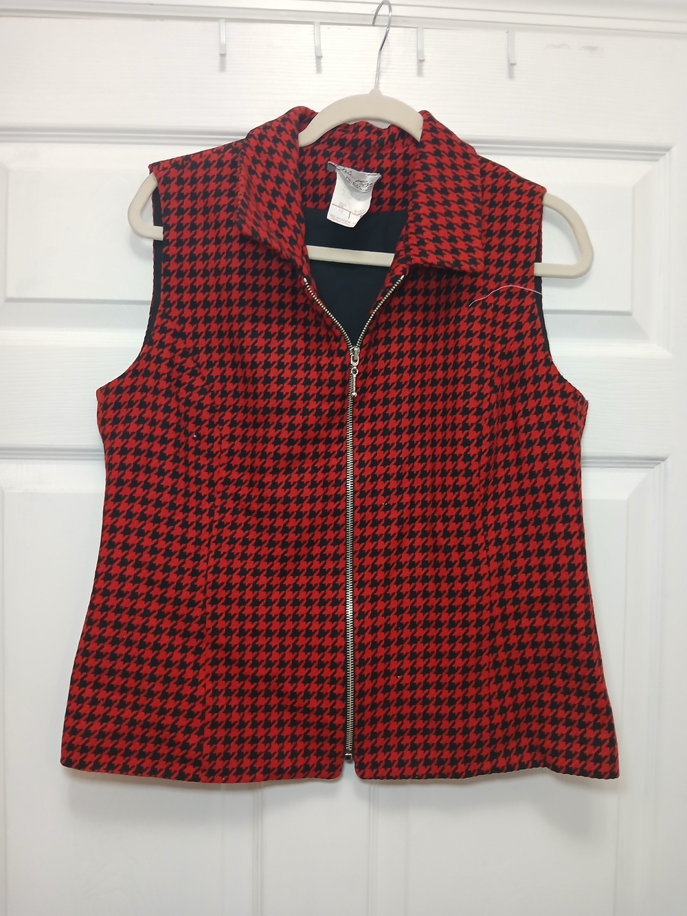 Sleeveless Houndstooth Zip-Front Vest in Red & Black